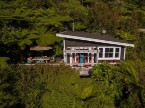 Tairua Treehouse - Tairua Holiday Home